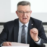 Selon le Ministère public, l'ancien conseiller d'Etat fribourgeois Georges Godel s'est rendu coupable de violation du secret de fonction à réitérées reprises (archives).